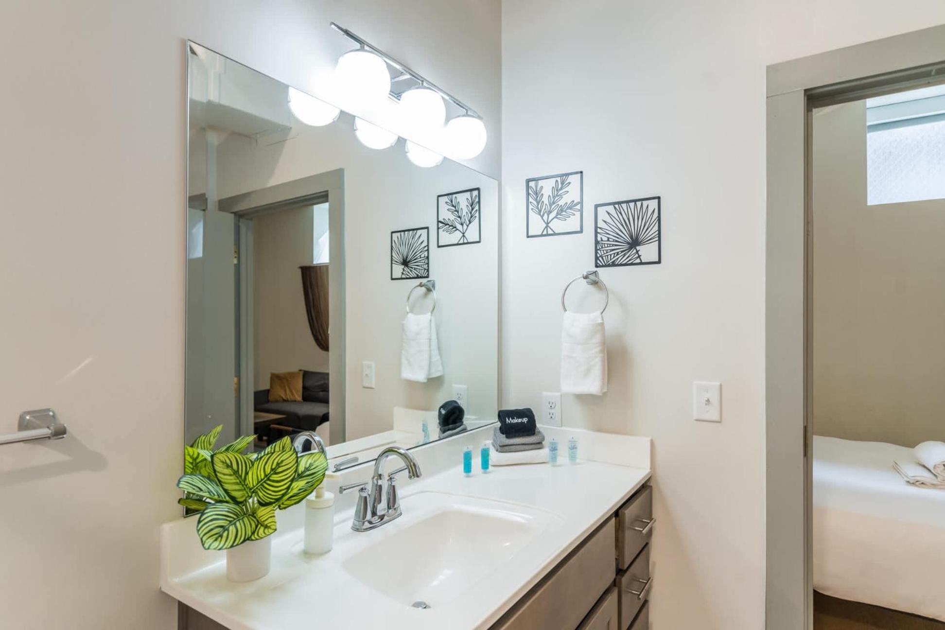 Bright And Modern In # 107 Apartment